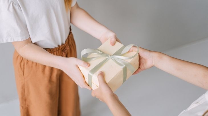 手渡しイメージ画像